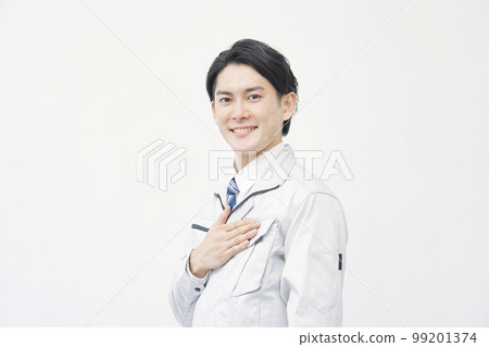 一個穿著工作服、手放在胸前的男人的畫像 白色背景 99201374