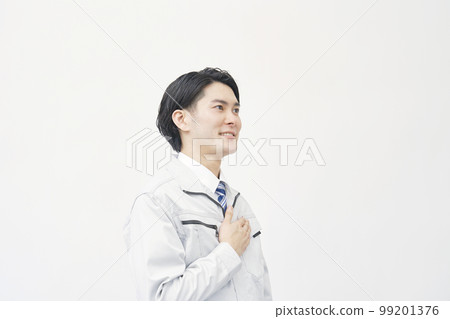 一個穿著工作服、手放在胸前的男人的畫像 白色背景 99201376