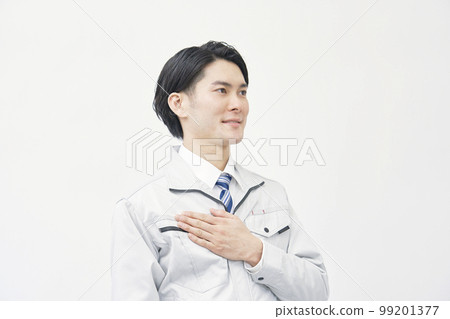 一個穿著工作服、手放在胸前的男人的畫像 白色背景 99201377