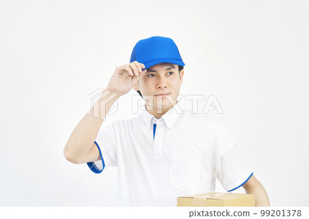 一個穿著馬球衫和帽子製服的男人（搬運工/運輸/快遞） 99201378