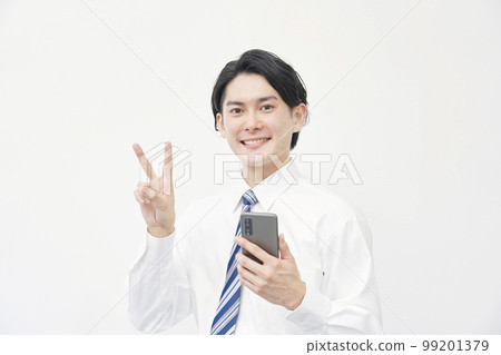 一位商人拿著智能手機，在白色背景上簽署和平標誌 99201379
