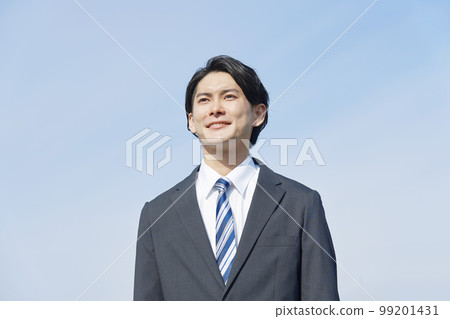 年輕的商人肖像藍天背景 99201431