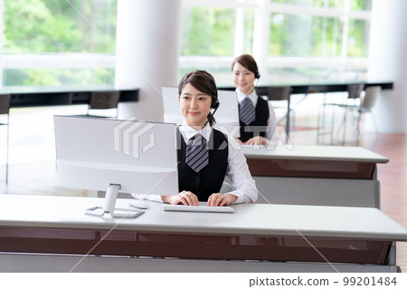 在呼叫中心工作的年輕女子 99201484