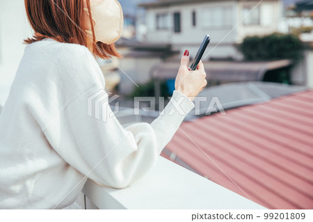 在陽台上操作手機的女人 在陽台上操作手機的女人 99201809
