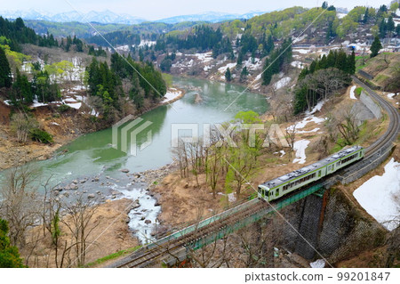 沿著迎接春天信州新綠的千曲川行駛的JR飯山線(榮大橋站和森宮野原站附近) 沿著迎接春天信州新綠的千曲川行駛的JR飯山線(榮大橋站和森宮野原站附近) 99201847