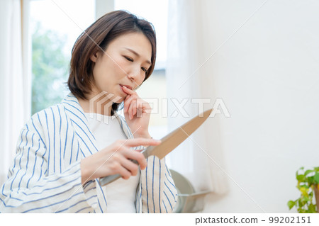 Woman cutting her finger kitchen knife Woman cutting her finger kitchen knife 99202151