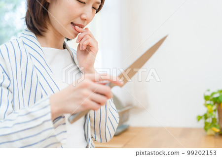 Woman cutting her finger kitchen knife Woman cutting her finger kitchen knife 99202153