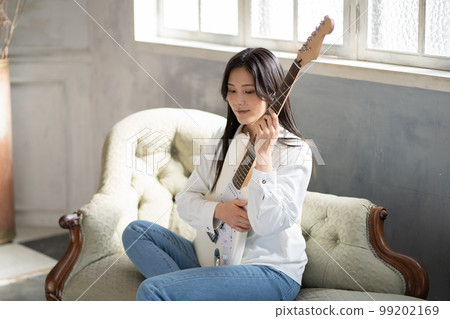年輕女子肖像(電吉他) 年輕女子肖像(電吉他) 99202169