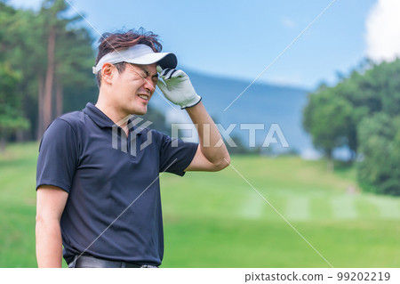在高爾夫球場打高爾夫球的高爾夫球手（煩惱/擔心） 99202219