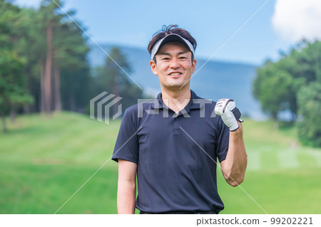 高爾夫球手在高爾夫球場打高爾夫球（膽量姿勢） 99202221