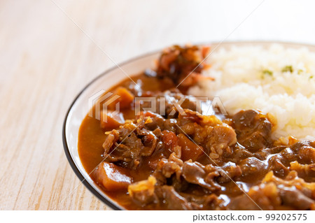咖哩牛肉飯 99202575