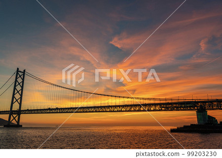 兵庫縣神戶市,從舞子公園看到夕陽染紅的人氣景點明石海峽大橋 兵庫縣神戶市,從舞子公園看到夕陽染紅的人氣景點明石海峽大橋 99203230