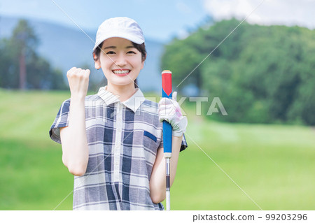 一位穿著高爾夫球服的高爾夫球手在高爾夫球場打高爾夫球(擺姿勢,看著相機) 一位穿著高爾夫球服的高爾夫球手在高爾夫球場打高爾夫球(擺姿勢,看著相機) 99203296