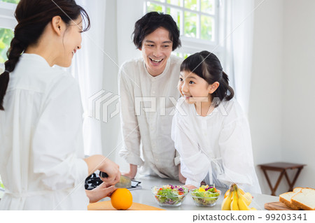 廚房做飯的家庭 99203341
