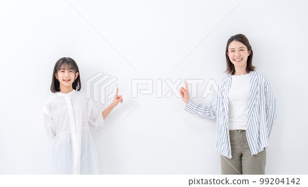 Parent and child line up Pointing Parent and child line up Pointing 99204142