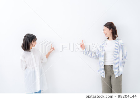 Parent and child line up Pointing 99204144