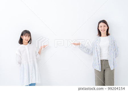 Parents and children line up with hand towels 99204154