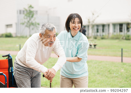 照顧者和高級康復老人和幫手 照顧者和高級康復老人和幫手 99204297