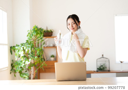 與塑料瓶的婦女水合作用 99207778