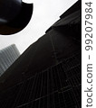 在多雲的天空中的建築物之間 99207984