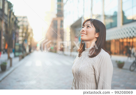 冬天在戶外微笑的女人 99208069