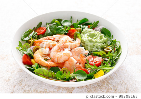 Shrimp and leafy vegetables salad with tomato, bell pepper, olive and avocado sauce 99208165