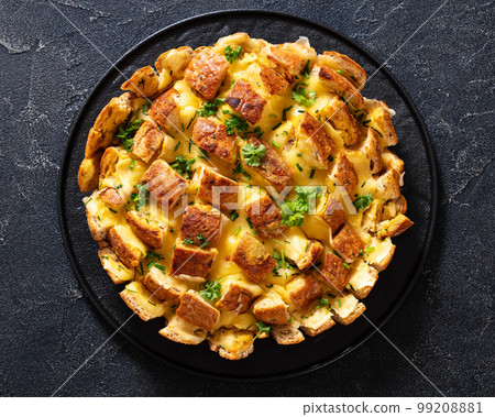 cheesy garlic bread, pull apart bread, top view 99208881