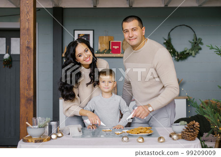 family making cookies at home 99209009