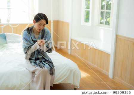 The woman in the bedroom　 99209336