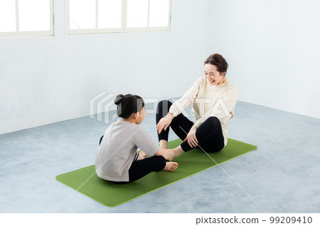 Parent-child yoga image Parent-child yoga image 99209410