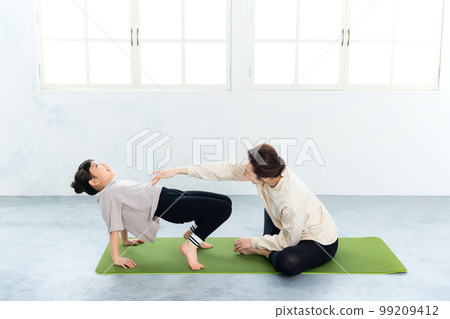 Parent-child yoga image Parent-child yoga image 99209412