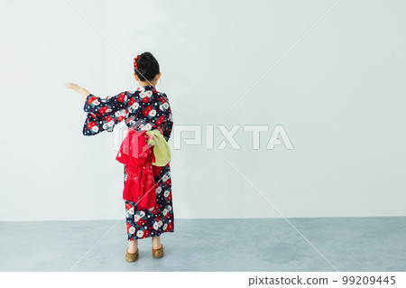 穿著浴衣的小學生 99209445