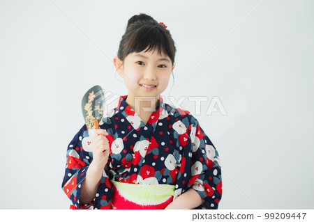 Elementary school girl in yukata 99209447