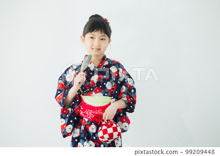 Elementary school girl in yukata 99209448