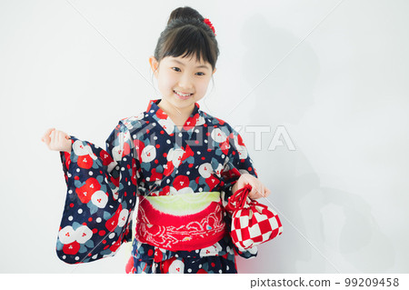 Elementary school girl in yukata Elementary school girl in yukata 99209458