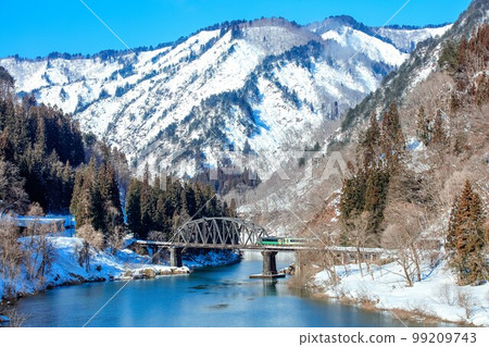 Tadami Line Train crossing the No. 4 Tadami River Bridge in winter with a blue sky (Kanayama Town, Fukushima Prefecture, February) Tadami Line Train crossing the No. 4 Tadami River Bridge in winter with a blue sky (Kanayama Town, Fukushima Prefecture, February) 99209743