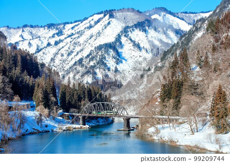 Tadami Line Train crossing the No. 4 Tadami River Bridge in winter with a blue sky (Kanayama Town, Fukushima Prefecture, February) 99209744