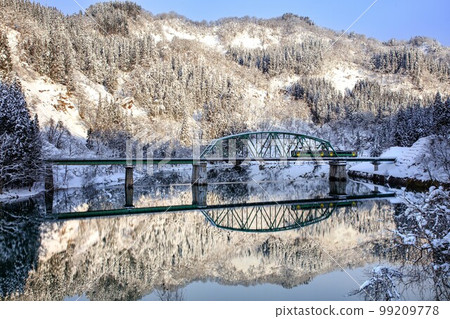 只見線木波 E120 號列車在雪中穿越 5 號只見川大橋（福島縣金山町，2 月） 99209778