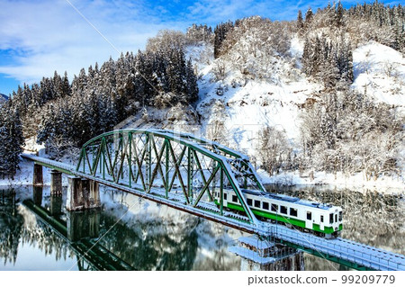 只見線 Kiha 110 系列火車穿越白雪皚皚的 5 號只見川大橋（福島縣金山町，2 月） 99209779