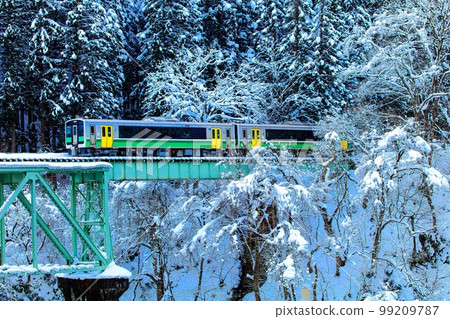 Tadami Line Train Type Kiha E120 crossing the snowy No. 2 Tadami River Bridge (Mishima Town, Fukushima Prefecture, February) Tadami Line Train Type Kiha E120 crossing the snowy No. 2 Tadami River Bridge (Mishima Town, Fukushima Prefecture, February) 99209787