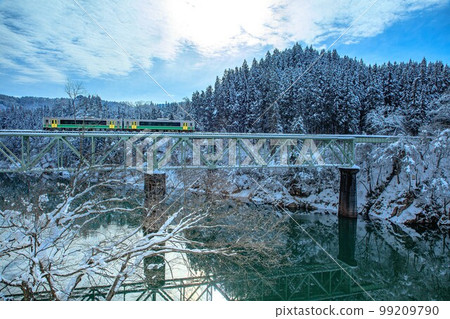 只見線 Kiha E120 列車穿越白雪皚皚的只見河 2 號橋(福島縣三島町,2 月) 只見線 Kiha E120 列車穿越白雪皚皚的只見河 2 號橋(福島縣三島町,2 月) 99209790