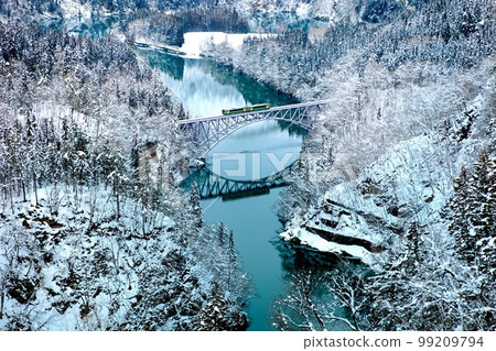 Tadami Line Kiha E120 train crossing the snowy Daiichi Tadami River Bridge (Mishima Town, Fukushima Prefecture, February afternoon) Tadami Line Kiha E120 train crossing the snowy Daiichi Tadami River Bridge (Mishima Town, Fukushima Prefecture, February afternoon) 99209794