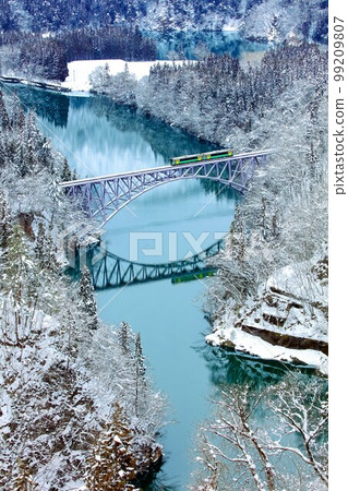 只見線木波E120號列車穿過白雪皚皚的第一隻只見川大橋（福島縣三島町，2月下午） 99209807