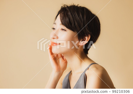 A woman with short hair 99210306