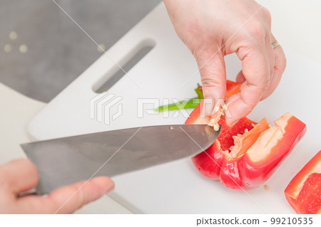 [Seeds of cutting paprika red with a Santoku knife] 99210535