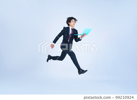 跳躍與計算機的年輕商人 99210924