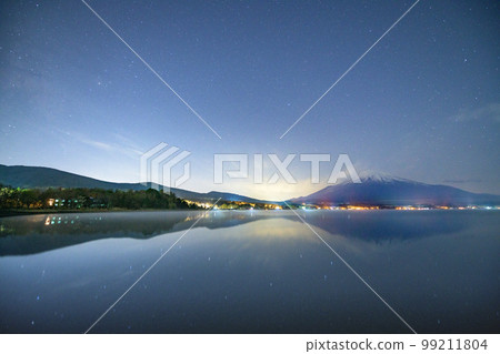 A fantastic night view of the starry sky and Mt. Fuji reflected in Lake Yamanaka (Yamanashi Prefecture) 99211804