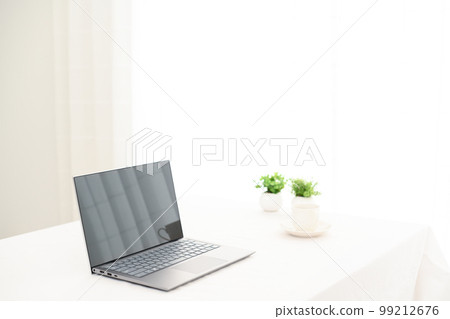 帶筆記本電腦和咖啡杯的白桌 99212676