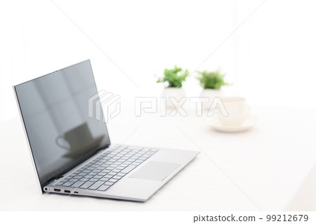 帶筆記本電腦和咖啡杯的白桌 99212679