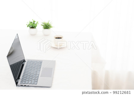 帶筆記本電腦和咖啡杯的白桌 帶筆記本電腦和咖啡杯的白桌 99212681